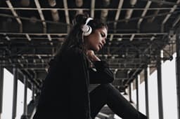 u-JAYS - On-Ear Koptelefoon - Hoofdband Stereofonisch Draadloos, mobiele hoofdtelefoon - Wit & Goud — thumbnail 4