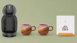 KRUPS NESCAFÉ Dolce Gusto MiniMe KP120810 - Koffiecupmachine - Antraciet / zwart + 2 Bloomingville oudroze-terracotta-bruine mokken "Coffee Affair" + witte tegel "Jij bent goud" + tegelhouder — thumbnail 1