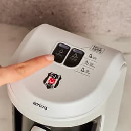 Karaca x Beşiktaş Gelicentieerde Hatır Hüps Turkse Koffiemachine met Melkfunctie en Clublied — thumbnail 3