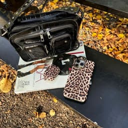 xoxo Wildhearts hoesje geschikt voor Airpods 1/2 - Wild Thing - Ook als telefoonhoesje verkrijgbaar - schokbestendige case geschikt voor Airpod 1 en 2 - koptelefoon case - Tijgerprint / luipaardprint - dierenprint hoesje - panterprint — thumbnail 3