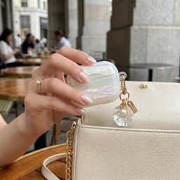 Transparant parelmoer hoesje voor oordopjes dames met schelp patroon en decoratieve hanger geschikt voor AirPods Pro 2 met iriserende afwerking en clip — thumbnail 5