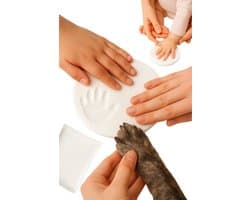 Baby hand- & voetafdruk klei – Wit – 20g zachte fluffy klei – DIY gipsafdruk – Voor baby’s én huisdieren – Pootafdruk hond/kat – Lichtgewicht & herbruikbaar – 10×7 cm verpakking