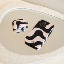 xoxo Wildhearts hoesje geschikt voor Airpods Pro 1 / Pro 2 - Ride With Me - Ook als telefoonhoesje verkrijgbaar - schokbestendige case geschikt voor Airpod Pro (2) - koptelefoon case - Beschermhoes met golvende print - golven - zwart / beige — thumbnail 5