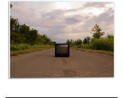 Forex - Oude Televisie op de Weg  - 40x30cm Foto op Forex