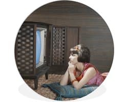 WallCircle - Wandcirkel ⌀ 150 - Vrouw kijkt televisie in de jaren zestig - Ronde schilderijen woonkamer - Wandbord rond - Muurdecoratie cirkel - Kamer decoratie binnen - Wanddecoratie muurcirkel - Woonaccessoires