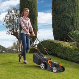 Accugrasmaaier - Professionele Grasmaaiers - Gazontrimmer - Maaibreedte 34cm - Krachtige Borstelloze Motor - 2 x 4.0Ah Accu - 40V - Ideaal voor Tuinen tot 460 m² - 37 x 126.7 x 95 cm - Zwart — thumbnail 2