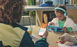 JBL JR 320BT - Draadloze Kinderkoptelefoon - Koptelefoon Kind - Bluetooth - Veilig Volume 85 dB - On ear - Kinder Hoofdtelefoon met Microfoon - 50 uur batterij - Voor Tablet, Laptop, School & Online Les - Roze Paars — thumbnail 4