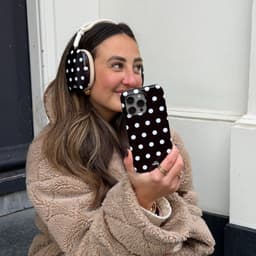 xoxo Wildhearts hoesje geschikt voor AirPods Max (2) - Polka Dots (Zwart) - Ook als telefoonhoesje verkrijgbaar - schokbestendige case - koptelefoonhoesje - Beschermhoes met stippenpatroon - Zwart met witte stippen — thumbnail 4
