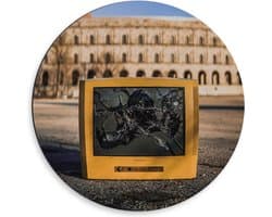 Dibond Wandcirkel - Kapotte Gele Televisie  - 50x50cm Foto op Aluminium Wandcirkel (met ophangsysteem)