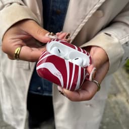 xoxo Wildhearts hoesje geschikt voor AirPods Pro 2 - Boogie Wonderland Red - Ook als telefoonhoesje verkrijgbaar - schokbestendige case - koptelefoonhoes - Beschermhoes met met golvende print - golven - rood — thumbnail 2