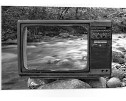 PVC Schuimplaat- Oude Vintage Televisie met Doorkijk op Rivier (Zwart-wit) - 75x50 cm Foto op PVC Schuimplaat
