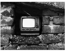 Poster (Mat) - Ouderwetse Televisie in de Muur (Zwart-wit) - 40x30 cm Foto op Posterpapier met een Matte look