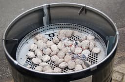 BarrelQ Big - Houtskoolbarbecue met Teppanyaki Grillplaat - Zwart Staal - Ø57x87 cm - 200L - Vuurkorf & Statafel - Inclusief Beschermhoes — thumbnail 2