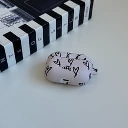 xoxo Wildhearts hoesje geschikt voor AirPods 5 - All Yours - Ook als telefoonhoesje verkrijgbaar - schokbestendige case - koptelefoonhoesje - Matte afwerking - Beschermhoes met hartjesprint - hartjes - Beige - Zwart — thumbnail 4