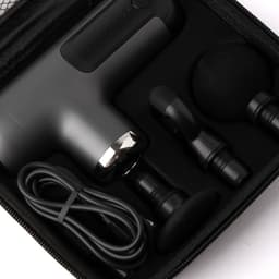 Mini massagepistool met 4 massagekoppen - draagbare diepweefselmassager, oplaadbaar via USB-C-interface - zwart. — thumbnail 5