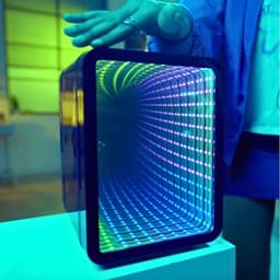 Mini Koelkast 4 Liter met Infinity LED Effect – Compacte USB Koelkast voor Gamers, Studenten en Kantoor – Spiegeldeur met Verlichting – Voor 6 Blikjes, Snacks en Cosmetica — thumbnail 2