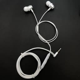 Bedrade oortjes - In Ear Oordopjes - Oortjes met Draad en Microfoon - Extra Bass - 3,5mm Jack Aansluiting - 120cm kabel - 3.5mm Bedrade Premium In-Ear Koptelefoon met Microfoon en Comfortabele Pasvorm - Wit — thumbnail 3