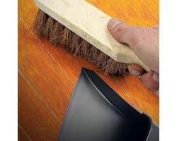 Zwarte metalen stofpan en borstel set voor efficiënt reinigen