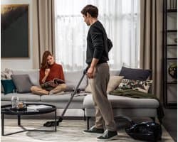 SilenceForce Q5 Ultra 850W – Extreem Stille Stofzuiger met Zak – HEPA Hygiënefilter (Allergievriendelijk) – XL Stofzak – 13m Actieradius – Sterke Zuigkracht voor Parket, Tapijt & Tegels – Inclusief Hardvloer-, Kieren- & Meubelmondstuk – Zwart