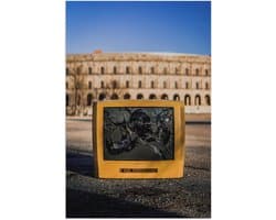 Poster – Kapotte Gele Televisie  - 40x60cm Foto op Posterpapier