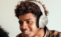 JBL Quantum 360P - Draadloze PlayStation Headset - 2.4GHz USB Dongle - JBL Quantum Surround - Lage Latency - Over-ear met Microfoon - 22 uur batterij - PS5 & PS4 - Wit/Blauw — thumbnail 3