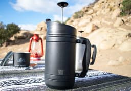 Planetary Design - Serie BruTrek Base Camp - Koffie - French Press - Cafetiere - Camping - Koffiekan - Outdoor - Stoer - Sterk - Anti bitter - Staal - 1L — thumbnail 5