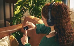 JBL Tour One M3 - Draadloze Noise Cancelling Koptelefoon - Bluetooth - Over-ear - Adaptive ANC - 70 uur batterij - Blauw — thumbnail 4