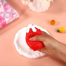 Knijp-aardbeienspeeltje, 6,5 x 6,5 cm siliconen knijpfruitspeeltje met langzame rebound voor stressverlichting op kantoor en school en om te kalmeren (rood) — thumbnail 5