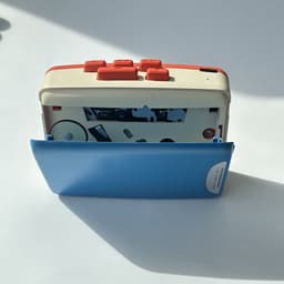 Retro Cassettespeler - 12x9x4cm - Draagbare Walkman met FM Radio & Opnamefunctie - Inclusief Oortjes - USB & Batterij Voeding - Ideaal Cadeau voor Muziekliefhebbers - Blauw — thumbnail 3