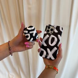 xoxo Wildhearts hoesje geschikt voor Airpods 1/2 - Can't Talk Now Black - Ook als telefoonhoesje verkrijgbaar - schokbestendige case geschikt voor Airpod 1 en 2 - koptelefoon case - Beschermhoes met tekst opdruk - print - zwart / wit — thumbnail 2