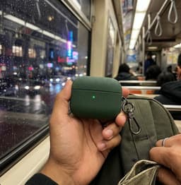 Luxe geribd hoesje voor oordopjes – Vertical Stripe design met sleutelhaak, geschikt voor AirPods 4 (Groen) — thumbnail 4
