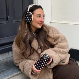 xoxo Wildhearts hoesje geschikt voor AirPods Max (2) - Polka Dots (Zwart) - Ook als telefoonhoesje verkrijgbaar - schokbestendige case - koptelefoonhoesje - Beschermhoes met stippenpatroon - Zwart met witte stippen — thumbnail 5