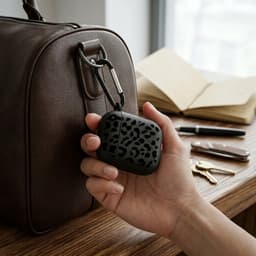 Zwart grafisch patroon hoesje voor oordopjes geschikt voor AirPods 4– compact beschermhoesje met onregelmatige print, mat oppervlak en karabijnhaak — thumbnail 4