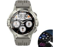 Knobbout 1.46”(3.7cm) Sportieve Smartwatch met LED Zaklamp – Bluetooth Bellen – HD Touchscreen (360×360) – 100+ Sportmodi – Hartslag, Bloeddruk & SpO₂ – IP68 Waterdicht – Muziekbediening – Android & iOS - Grijs