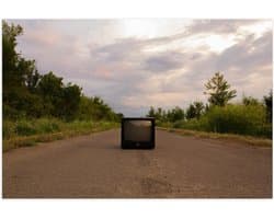 Poster – Oude Televisie op de Weg  - 60x40cm Foto op Posterpapier