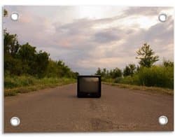 Tuinposter – Oude Televisie op de Weg  - 40x30cm Foto op Tuinposter  (wanddecoratie voor buiten en binnen)