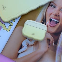 xoxo Wildhearts hoesje geschikt voor AirPods Pro 3 - Buttercup - Ook als telefoonhoesje verkrijgbaar - Schokbestendige wavy case - Koptelefoonhoesje - Beschermhoes met golvend design - Geel — thumbnail 2