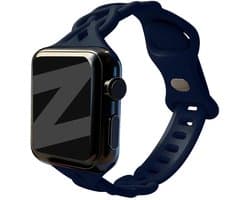 Bandz Luxe Gevlochten Siliconen Band (Donkerblauw) geschikt voor Apple Watch Series 1/2/3/4/5/6/7/8/9/10/11/SE/SE2/SE3 - Geschikt voor 38mm / 40mm / 41mm / 42mm - Comfortabel sportief smartwatch bandje - Stijlvolle vervangende horlogeband