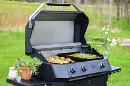 Cozze® G-800 Combo Plancha BBQ Grill - 3 Gasbranders - Gasbakplaat & BBQ voor Buiten Koken - 30 mbar - Inclusief Gratis BBQ Set - Outdoor Cooking Station — thumbnail 5