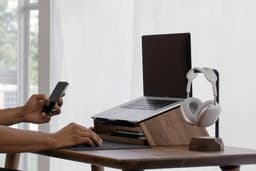 Oakywood Headphones Stand - Massief Walnoot - Echt Hout Koptelefoon Standaard Houder - Stijlvol Clean Desk Design — thumbnail 3