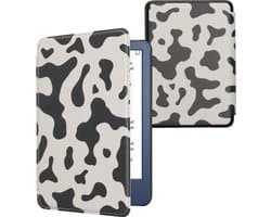 kwmobile e-reader hoesje geschikt voor Amazon Kindle (2022/2024) hoes - E reader flip case met magnetische sluiting - Ereader cover - Koeien Patroon design in zwart / wit