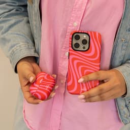 xoxo Wildhearts hoesje geschikt voor AirPods Pro 3 - Berry Much - Matte - Ook als telefoonhoesje verkrijgbaar - schokbestendige case - koptelefoon hoesje - Mat - Beschermhoes met golvende print - golven - Rood - Roze — thumbnail 5