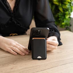 Coverzs Luxe wallet met telefoonstandaard geschikt voor MagSafe Apple iPhone 12/13/14/15/16/Mini/Max/Pro/Pro Max/Plus - Kaarthouder - Pasjeshouder voor telefoons - Portemonnee - Telefoonstandaard geschikt voor MagSafe (zwart) — thumbnail 5