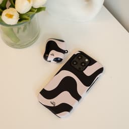 xoxo Wildhearts hoesje geschikt voor Airpods 1/2 - Ride With Me - Ook als telefoonhoesje verkrijgbaar - schokbestendige case geschikt voor Airpod 1 en 2 - koptelefoon case - Beschermhoes met golvende print - golven - zwart / beige — thumbnail 4