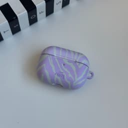 xoxo Wildhearts hoesje geschikt voor AirPods Pro - Main Character - Matte - Ook als telefoonhoesje verkrijgbaar - schokbestendige case - koptelefoon hoesje - Mat - Beschermhoes met zebraprint - dierenprint hoesje - Paars - Groen — thumbnail 2