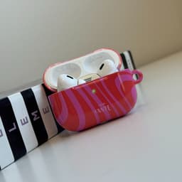 xoxo Wildhearts hoesje geschikt voor AirPods 4 - Berry Much - Ook als telefoonhoesje verkrijgbaar - schokbestendige case - koptelefoonhoesje - Glimmende afwerking - Beschermhoes met golvende print - golven - Rood - Roze — thumbnail 4
