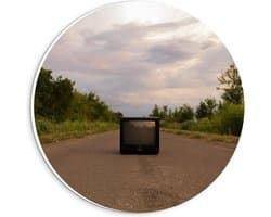 Forex Wandcirkel - Oude Televisie op de Weg  - 20x20cm Foto op Wandcirkel (met ophangsysteem)