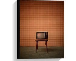 Canvas  - Oude Televisie op Krukje voor Oranje Muur - 30x40cm Foto op Canvas Schilderij (Wanddecoratie op Canvas)