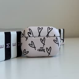xoxo Wildhearts hoesje geschikt voor AirPods 5 - All Yours - Ook als telefoonhoesje verkrijgbaar - schokbestendige case - koptelefoonhoesje - Matte afwerking - Beschermhoes met hartjesprint - hartjes - Beige - Zwart — thumbnail 2