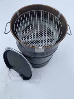 BarrelQ Small - Houtskoolbarbecue - Zwart Staal - Ø40x58 cm - 60L Olievat - Vuurkorf & Bijzettafel in 1 - Inclusief Beschermhoes — thumbnail 2